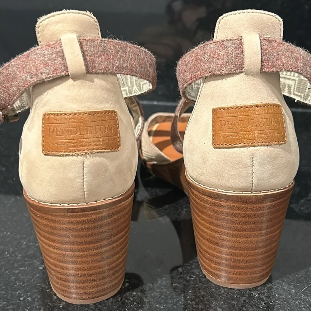Pendleton Womens Baylands Wedge Sandals, Beige size 11 shoes